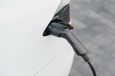 Şarj ediliyor bir elektrikli otomobil takılı güç kaynağı ile Hibrid araba elektrikli şarj istasyonu yakın