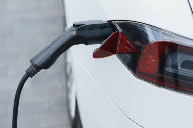 Priz şarj bir elektrikli araba, görüntü kadar kapatın.