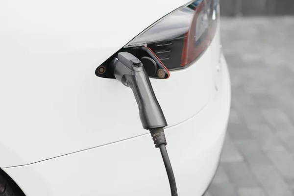 Priz Şarj Bir Elektrikli Araba Görüntü Kadar Kapatın — Stok fotoğraf