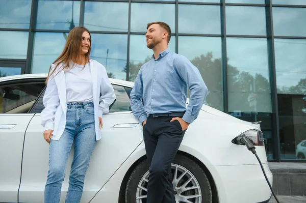 Smiling Man Woman Charging Station Electric Cars Man Charging Car — Stock Fotó