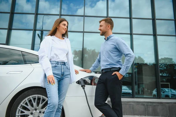 Smiling Man Woman Charging Station Electric Cars Man Charging Car — Stock Fotó