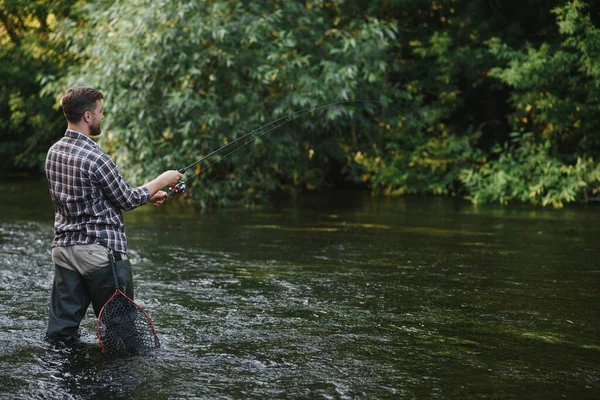 Pêcheur Attrape Une Truite Sur Rivière Été — Photo