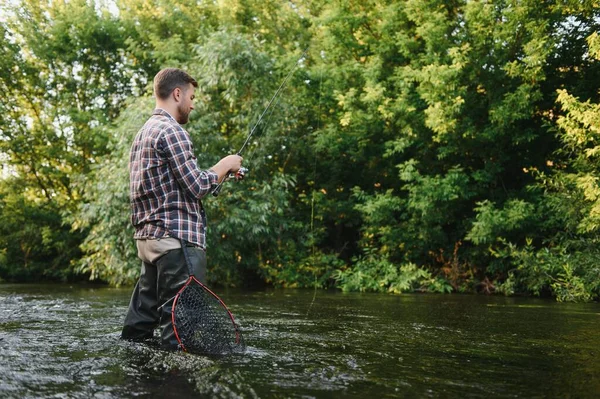 Angeln Fischer Und Forellen Fischer Auf Wildem Fluss — Stockfoto