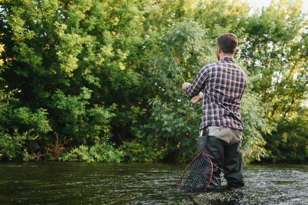 Pesca Pescatore Trota Pescatore Sul Fiume Selvaggio — Foto Stock