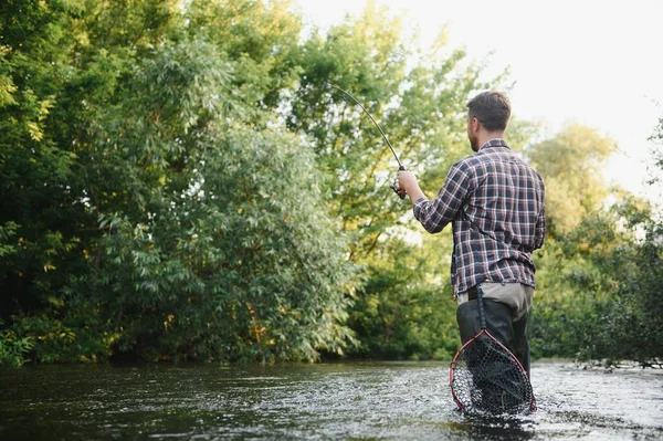 Balıkçı Yazın Nehirde Alabalık Yakalar — Stok fotoğraf