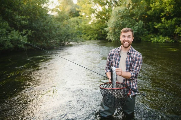 Pescador Cazando Truchas Río Montaña Detalle Red Pesca — Foto de Stock