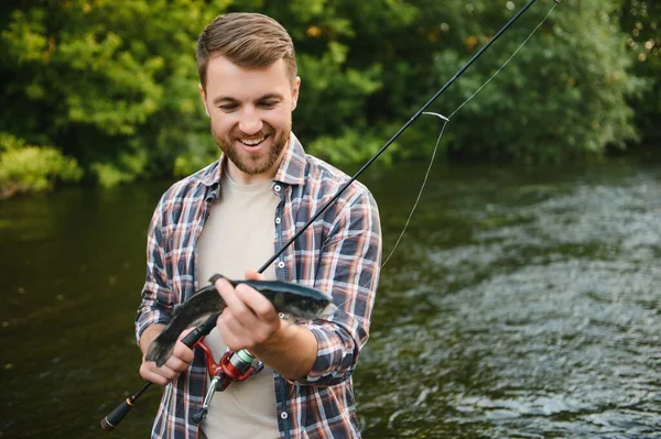 Vissers Jagen Forellen Bergrivier Visserijnetgegevens — Stockfoto