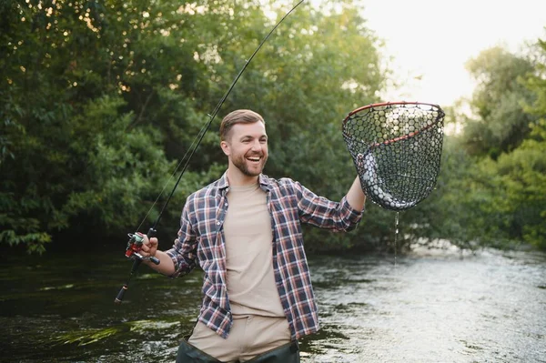 Visser Vangt Zomer Een Forel Rivier — Stockfoto