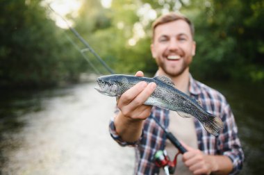 Erkek hobisi. Balık tutmaya hazırım. Doğal ortamda rahatla. Alabalık yemi. Sakallı zarif adam. Adam doğayı rahatlatıyor. Strateji. Hobi spor aktivitesi. Aktivite ve hobi. Yakalamak ve balık tutmak.