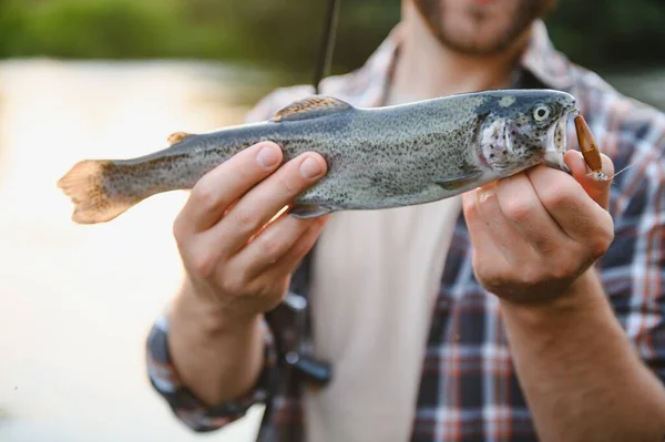 Buon Pescatore Che Tiene Pesce Catturato Pesca Sul Bellissimo Fiume — Foto Stock