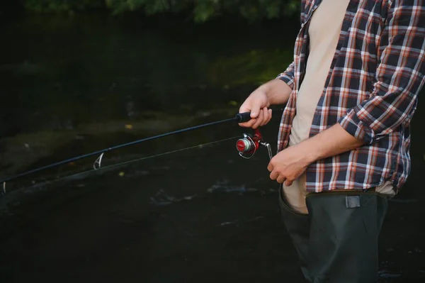 Fischer Fängt Sommer Eine Forelle Fluss — Stockfoto