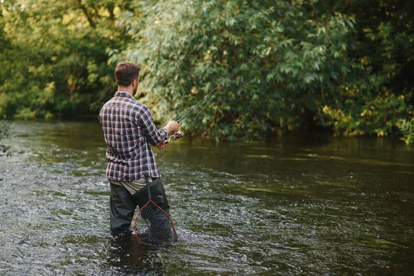 Pescador Atrapa Una Trucha Río Verano — Foto de Stock