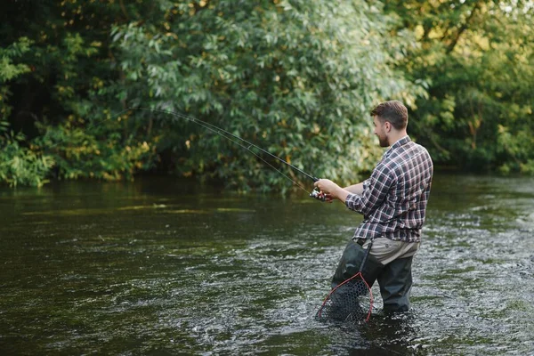 Ung Man Flyfishing Vid Soluppgången — Stockfoto