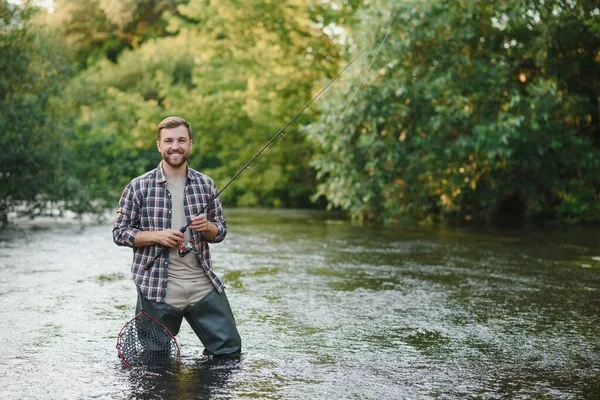 Lov Pstruhů Horské Řece — Stock fotografie