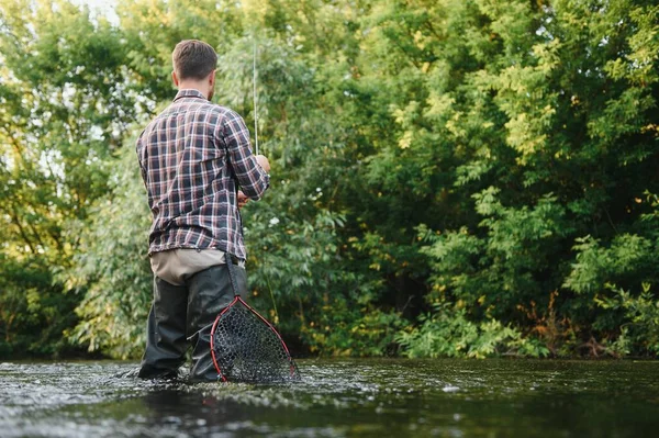 Kalastamaan Kalastaja Taimen Kalastaja Luonnonvaraisella Joella — kuvapankkivalokuva