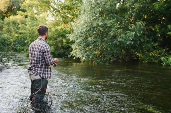 Fiatalember Flyfishing Napkeltekor — Stock Fotó