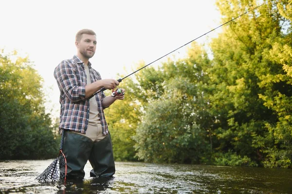 Pescador Atrapa Una Trucha Río Verano — Foto de Stock