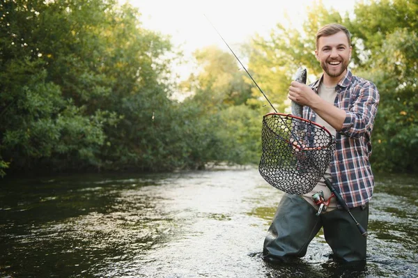 Fischer Fängt Sommer Eine Forelle Fluss — Stockfoto
