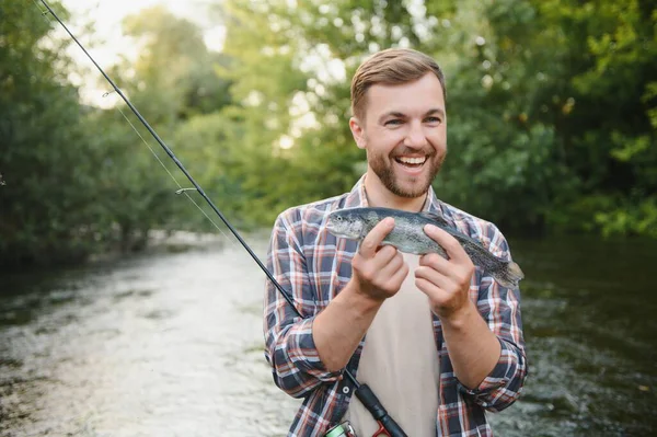 Pescatore Mosca Che Tiene Trota Fuori Dall Acqua — Foto Stock