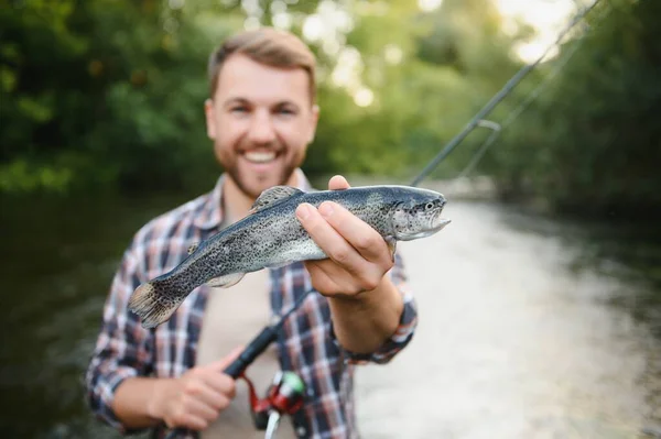 Ung Man Flyfishing Vid Soluppgången — Stockfoto