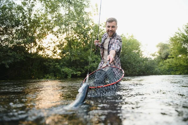 Pêcheur Ramasser Grosse Truite Arc Ciel Son Filet Pêche — Photo