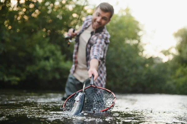 Manlig Hobby Redo För Fiske Koppla Naturen Öring Bete Skäggig — Stockfoto