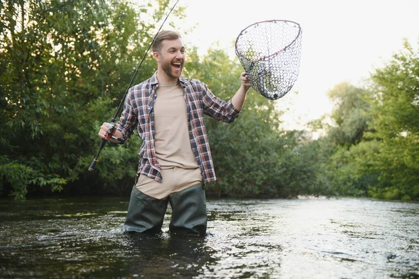 Mann Mit Angelrute Fischer Flusswasser Freien Forellenfang Netz Hobby Sommerangeln — Stockfoto