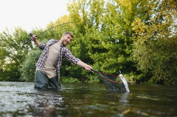 Angeln Fischer Und Forellen Fischer Auf Wildem Fluss — Stockfoto