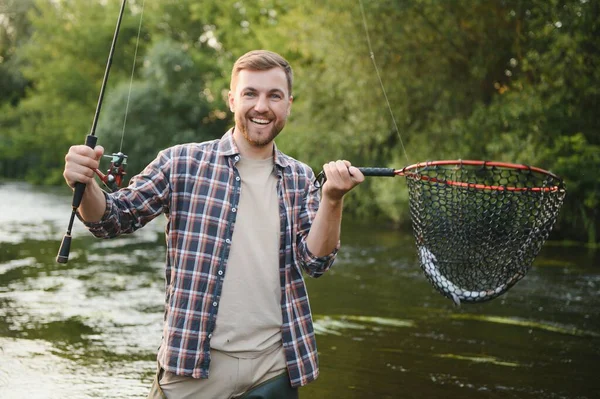 Pescador Atrapa Una Trucha Río Verano — Foto de Stock