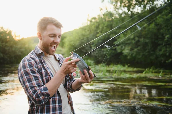 Pescatore Cattura Una Trota Sul Fiume Estate — Foto Stock