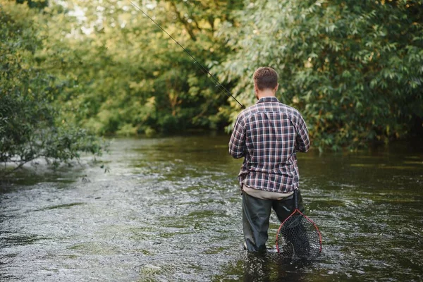 Homme Avec Canne Pêche Pêcheurs Plein Air Dans Eau Rivière — Photo