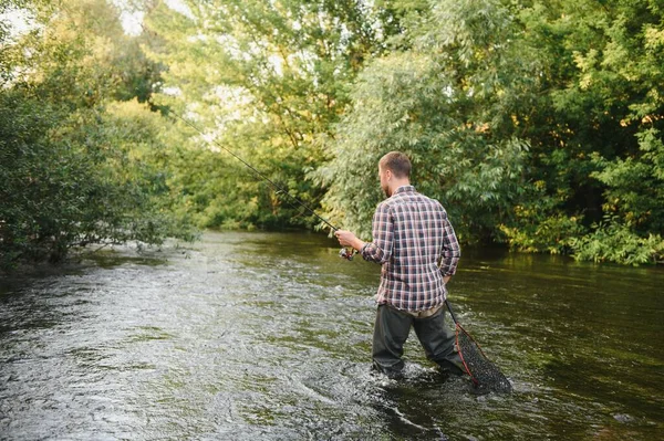 Pescatore Cattura Una Trota Sul Fiume Estate — Foto Stock