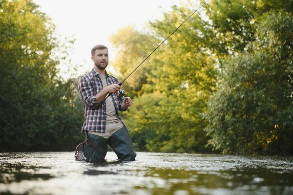 Mann Mit Angelrute Fischer Flusswasser Freien Forellenfang Netz Hobby Sommerangeln — Stockfoto