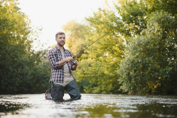 Fiske Fiskare Och Öring Fiskare Vild Flod — Stockfoto