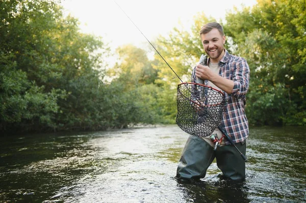 Pescador Atrapa Una Trucha Río Verano — Foto de Stock