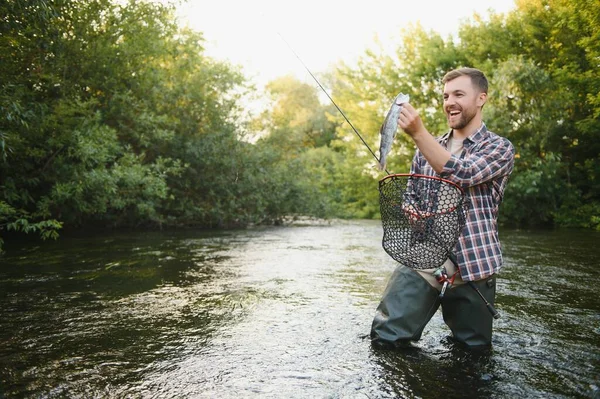 Pesca Alla Trota Sul Fiume Montagna — Foto Stock