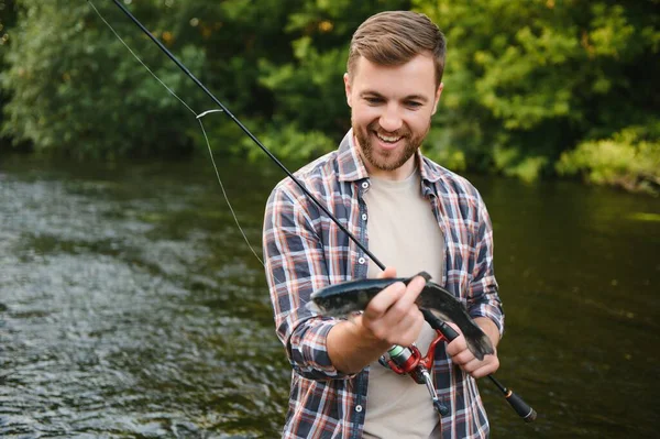 Angeln Fischer Und Forellen Fischer Auf Wildem Fluss — Stockfoto