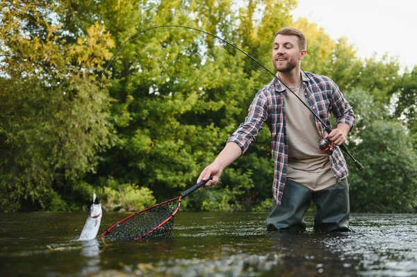 Fischer Fängt Sommer Eine Forelle Fluss — Stockfoto