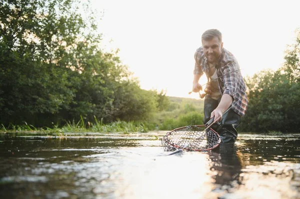 Elinde Olta Olan Adam Nehir Suyundaki Balıkçılar Ağa Takılmış Alabalık — Stok fotoğraf