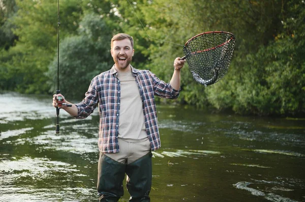Mann Mit Angelrute Fischer Flusswasser Freien Forellenfang Netz Hobby Sommerangeln — Stockfoto