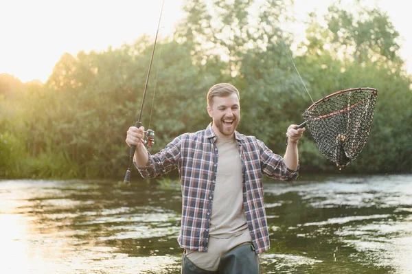 Fliegenfischer Hält Forellen Aus Dem Wasser — Stockfoto