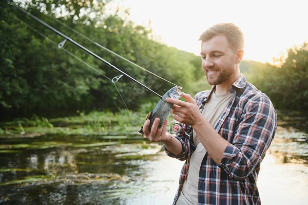 Pescador Cazando Truchas Río Montaña Detalle Red Pesca — Foto de Stock