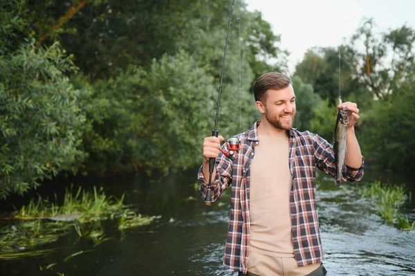 Fliegenfischer Hält Forellen Aus Dem Wasser — Stockfoto