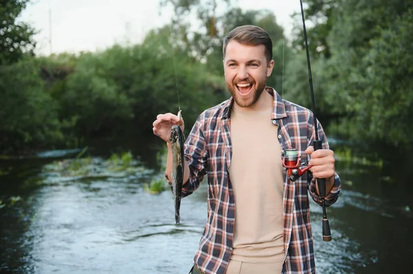 Jonge Man Flyfishing Bij Zonsopgang — Stockfoto