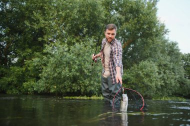 Alabalık balıkçılık dağ nehir.