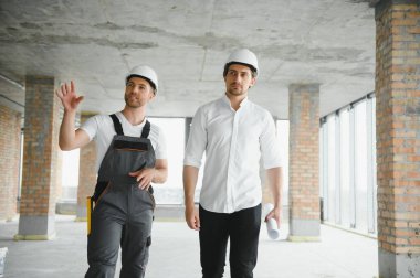 bir işçi ve bir inşaat hakkında bazı bilgileri izlerken mimar görünümü.