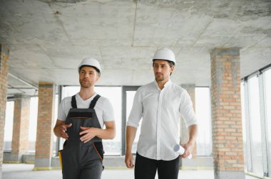 bir işçi ve bir inşaat hakkında bazı bilgileri izlerken mimar görünümü.