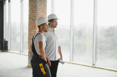 bir işçi ve bir inşaat hakkında bazı bilgileri izlerken mimar görünümü.