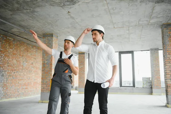 Male Architect Giving Instructions His Foreman Construction Site — Stockfoto