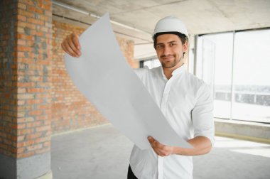 Ciddi inşaat mühendisi ile çalışan bir mimar builder eğitim yerleşim planı odaların portresi, makaleler şantiye, inşaat ve ev yenileme, profesyonel Foreman'ın iş yerinde